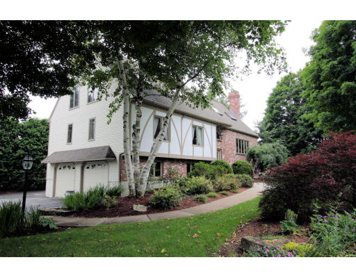 a view of house with garden