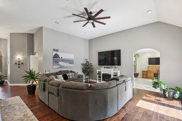 $555,000 | 1020 Gladys Avenue, Morris, IL 60450