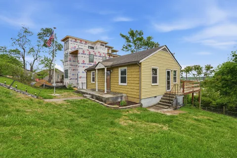 a view of a house with backyard and garden