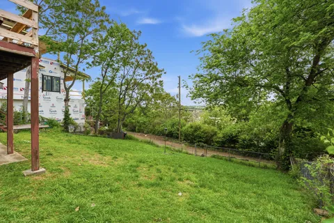 a view of a yard in front of house