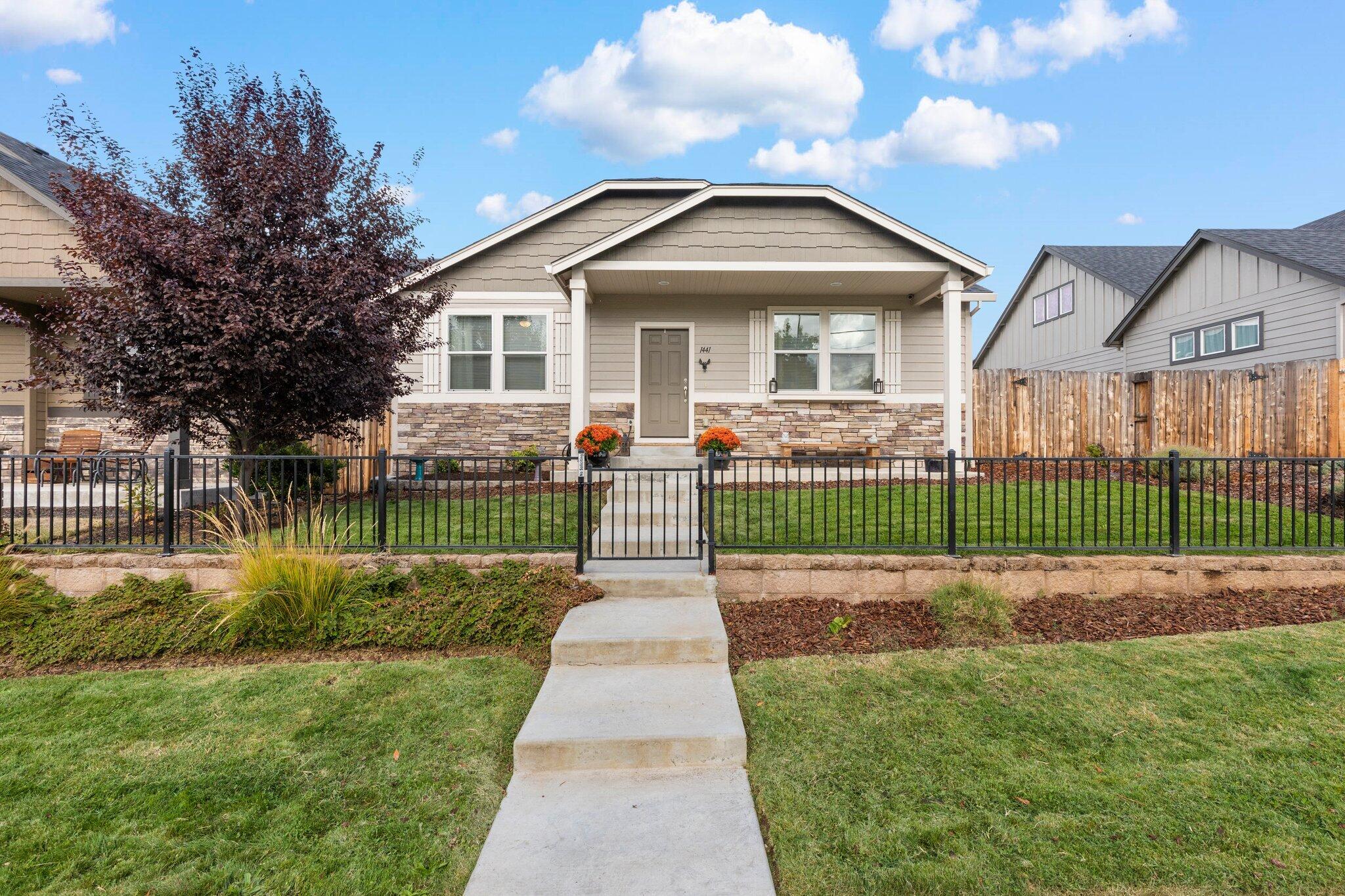 1441 Spring Street Medford, OR 97504 - Photo 1 of 27 1-web-or-mls-WCIL0123