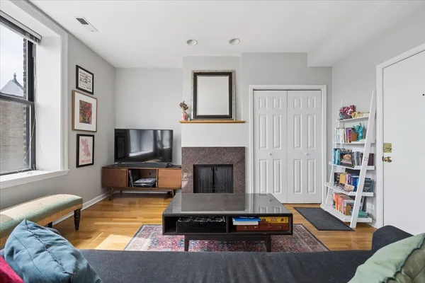 $435,000 | 1945 North Sheffield Avenue, Unit 303, Chicago, IL 60614