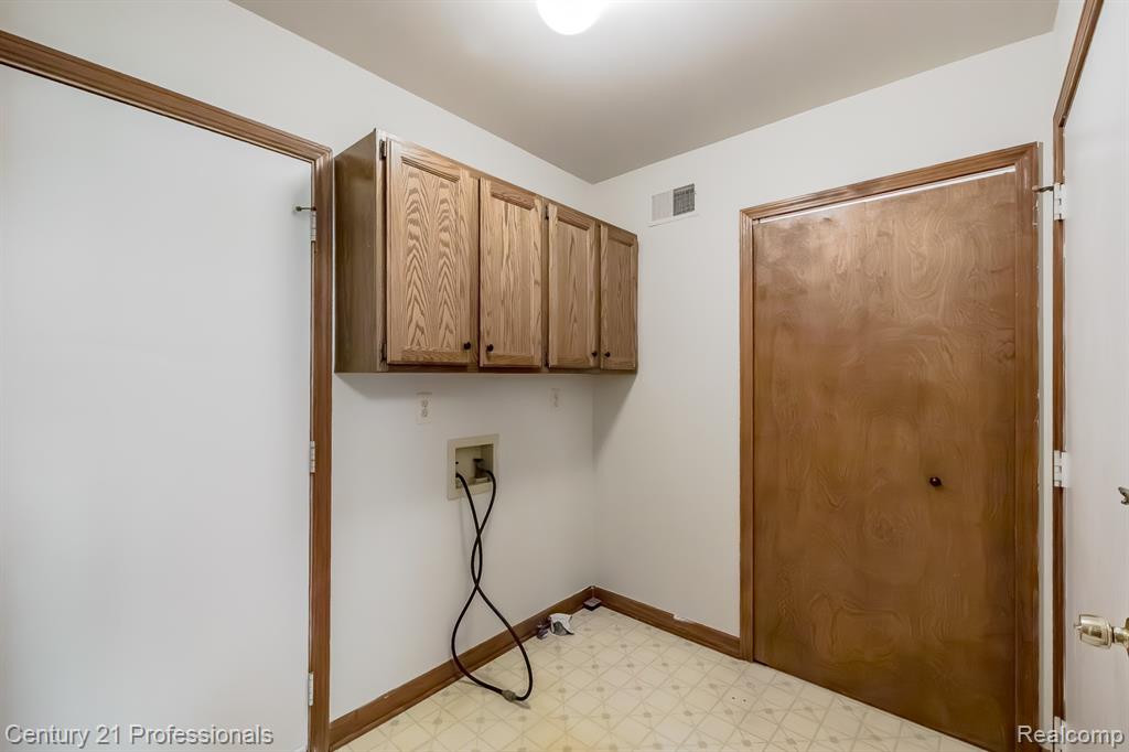 943 North Hacker Road Howell, MI 48843 - Photo 29 of 46