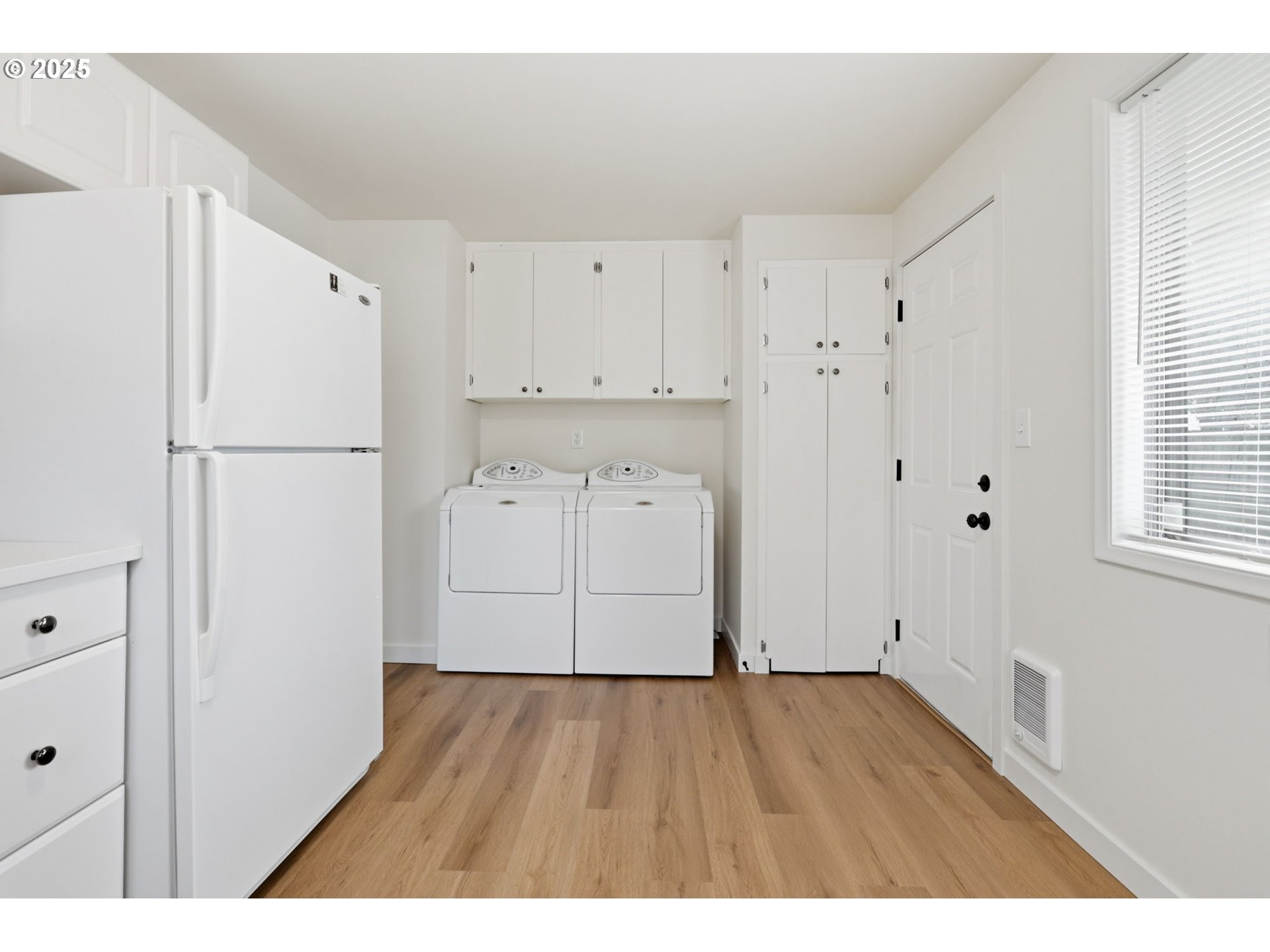 117 North 9th Avenue Ridgefield, WA 98642 - Photo 15 of 47 a view of kitchen with wooden floor