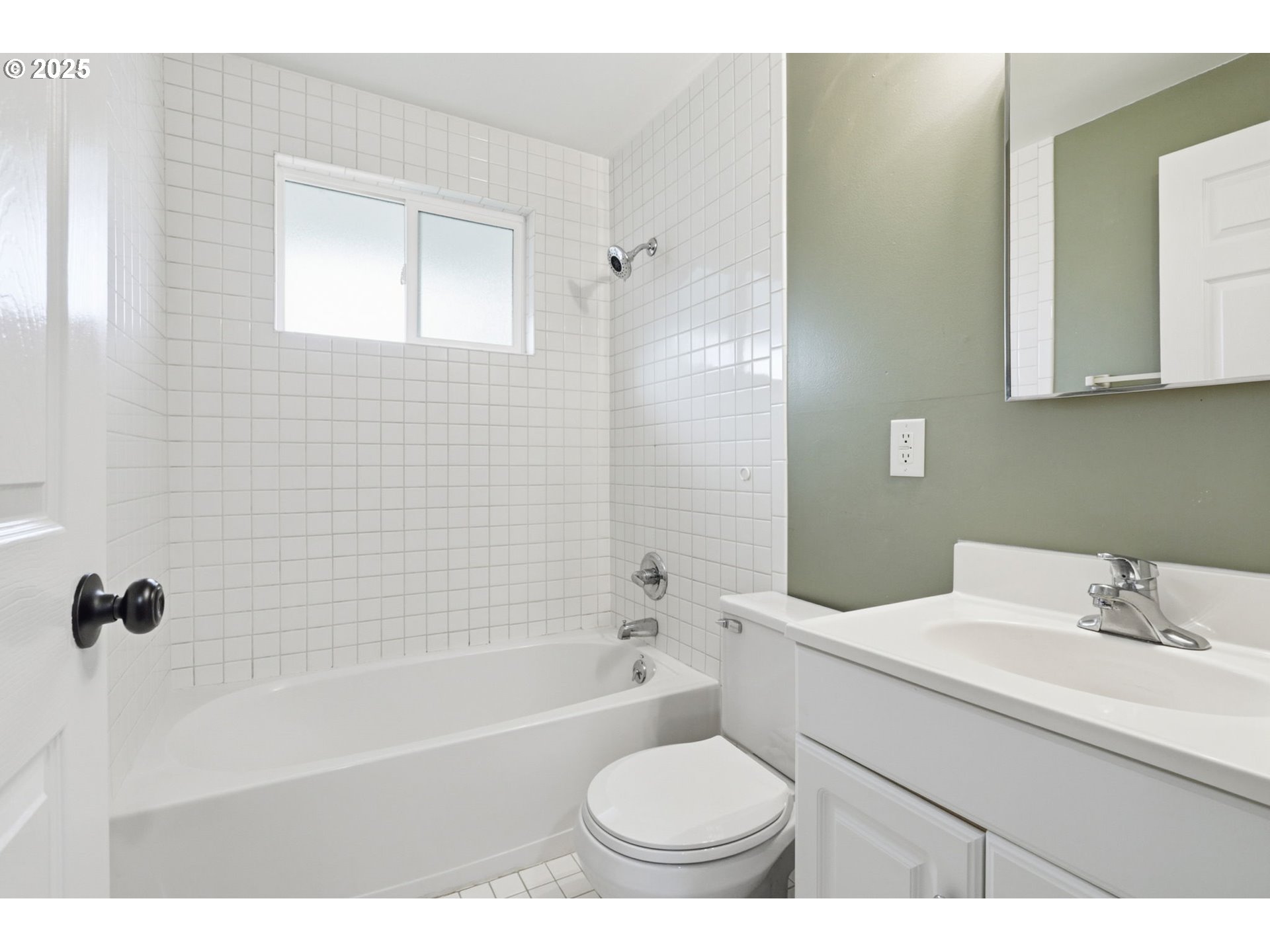 117 North 9th Avenue Ridgefield, WA 98642 - Photo 20 of 47 a bathroom with a sink toilet a shower and bathtub