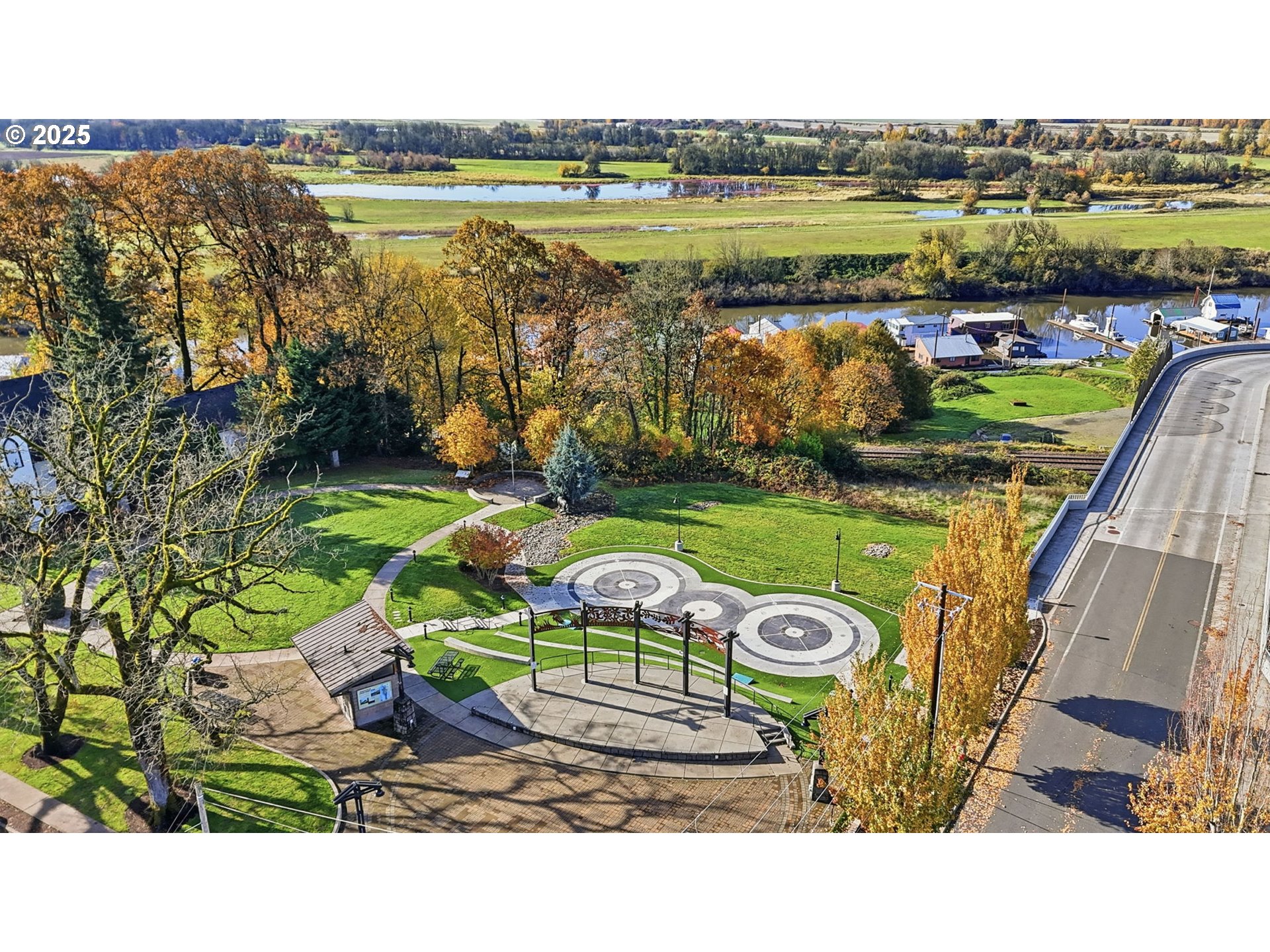 117 North 9th Avenue Ridgefield, WA 98642 - Photo 34 of 47 a bird view of a lake with houses in the back