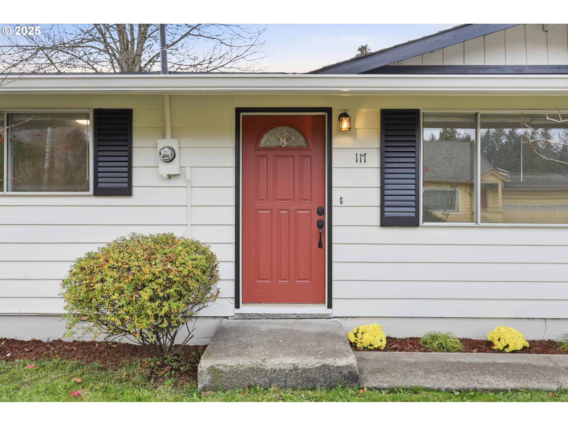 117 North 9th Avenue Ridgefield, WA 98642 - Photo 4 of 47 a front view of a house