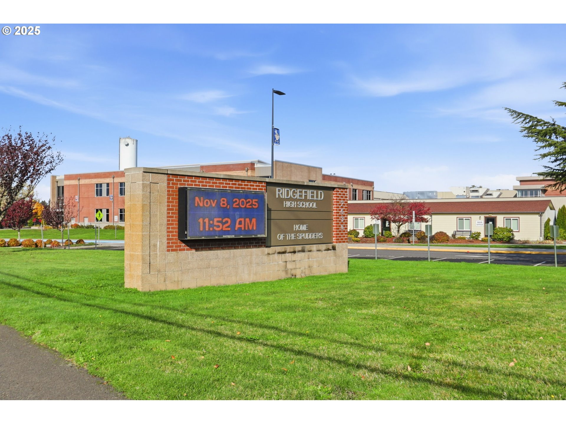 117 North 9th Avenue Ridgefield, WA 98642 - Photo 44 of 47 a view of a big room with a big yard