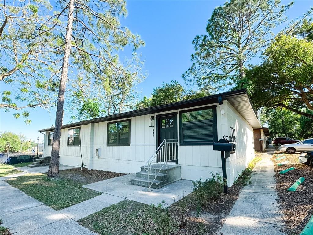 a view of a house with backyard and garden