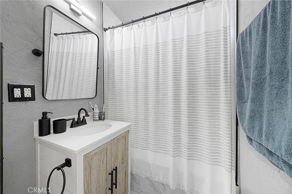 9127 Danbridge Street Pico Rivera, CA 90660 - Photo 17 of 31 Full bathroom