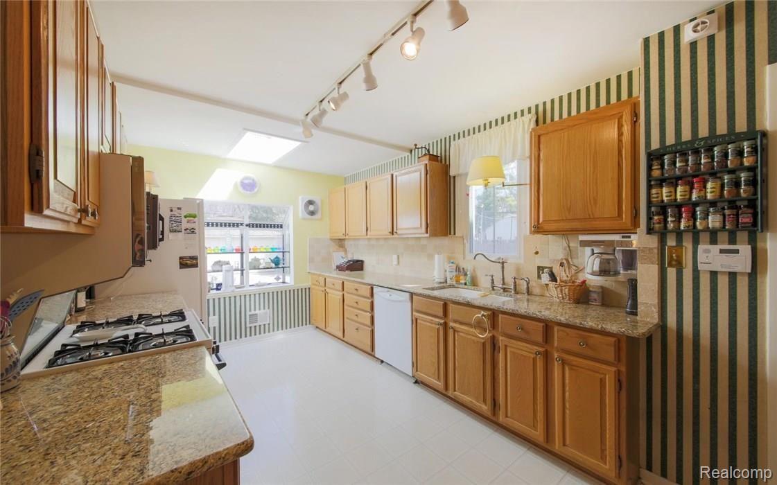 258 Kerby Road Grosse Pointe, MI 48236 - Photo 15 of 29 17-photo-web-1680x1050-202136.jpg