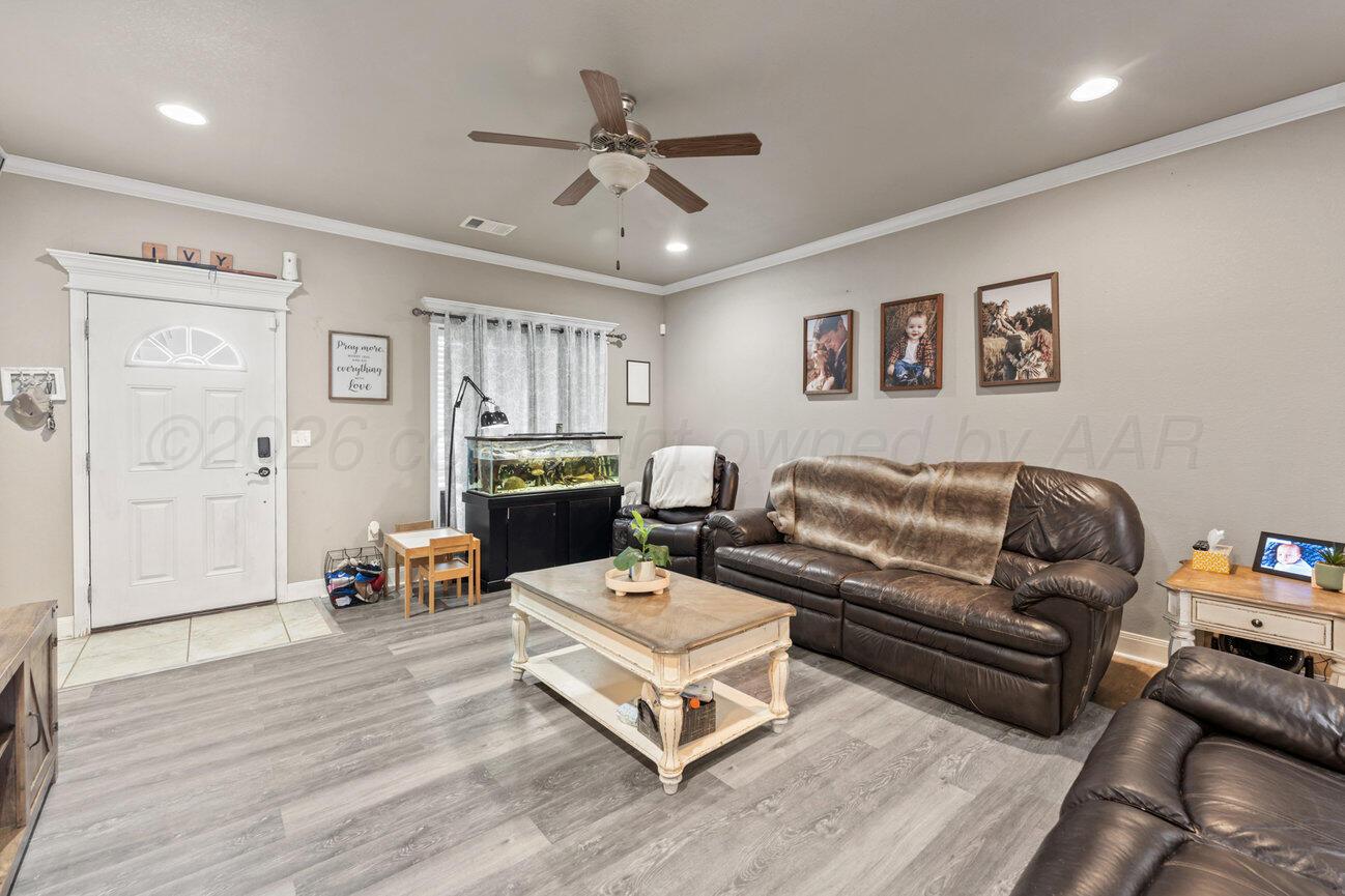 104 Western Street Claude, TX 79019 - Photo 4 of 34 Living