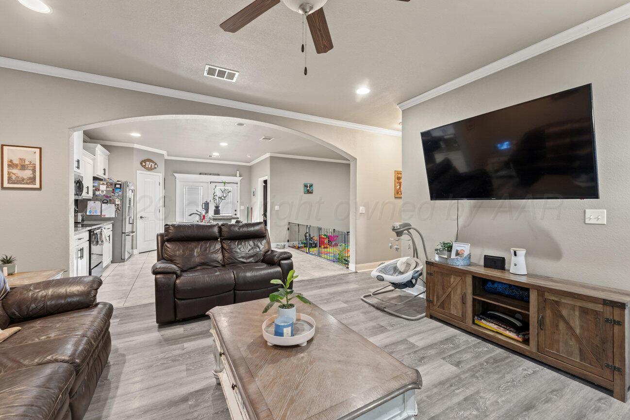 104 Western Street Claude, TX 79019 - Photo 6 of 34 Living-3