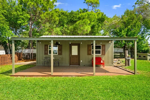 a view of a house with backyard and porch