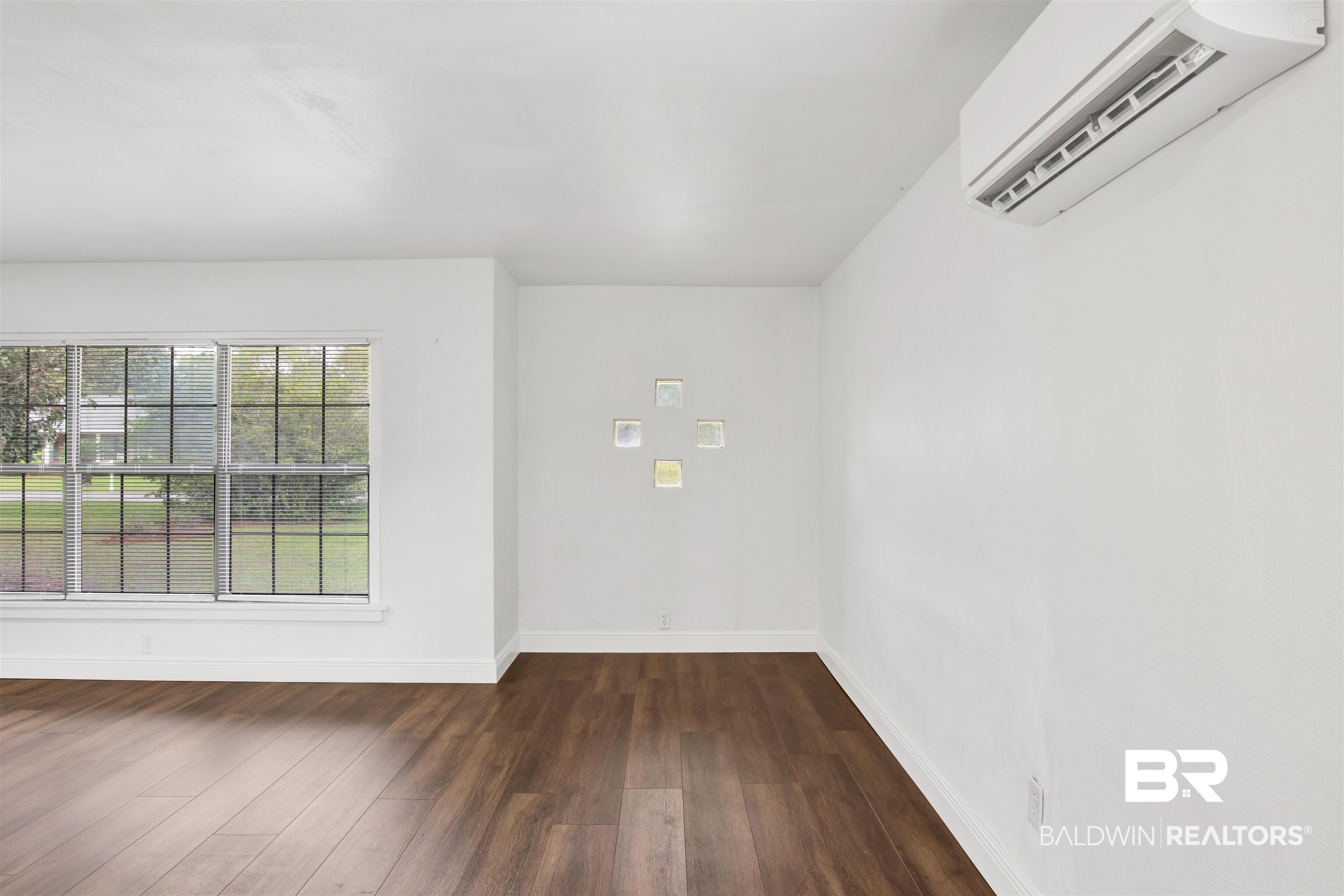 311 West Myrtle Avenue Foley, AL 36535 - Photo 7 of 22 Living Room