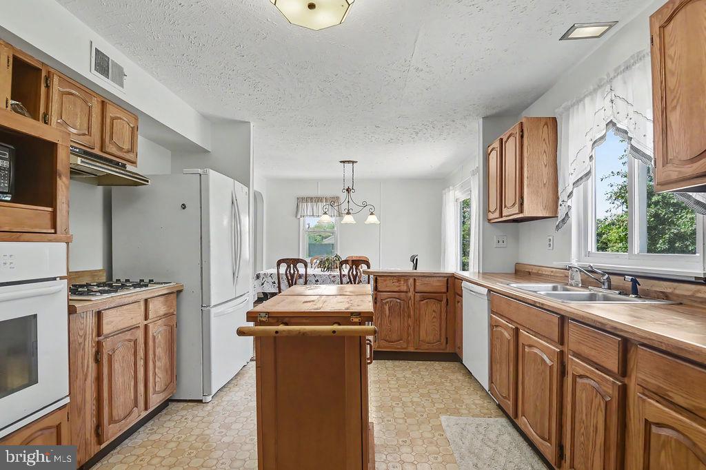 900 Garnet Road Wilmington, DE 19804 - Photo 29 of 32 Bright and inviting kitchen space.