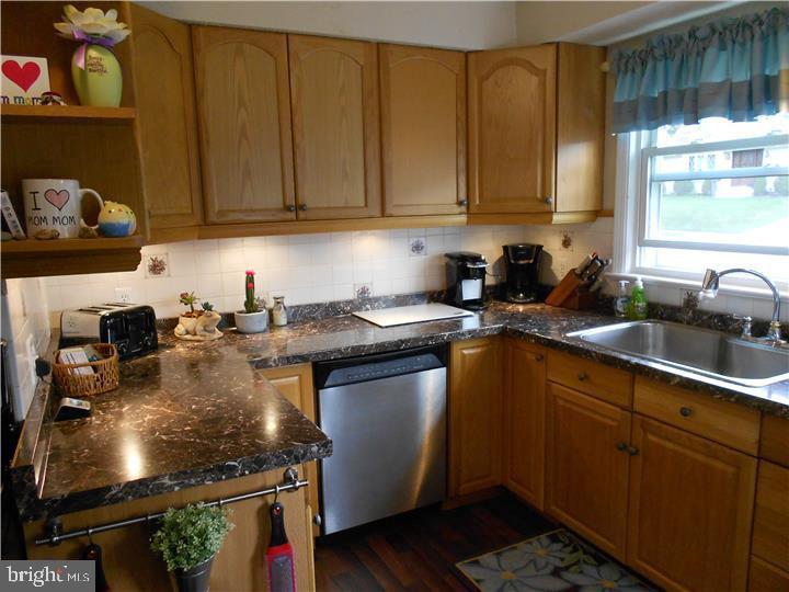 22 Middleton Drive Hamilton, NJ 08620 - Photo 7 of 27