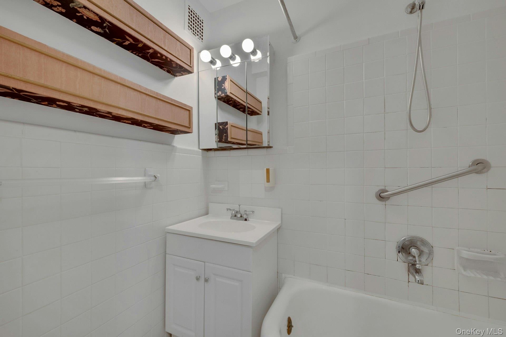 280 Bronxville Road, Unit 5X Bronxville, NY 10708 - Photo 20 of 31 Hall Bathroom