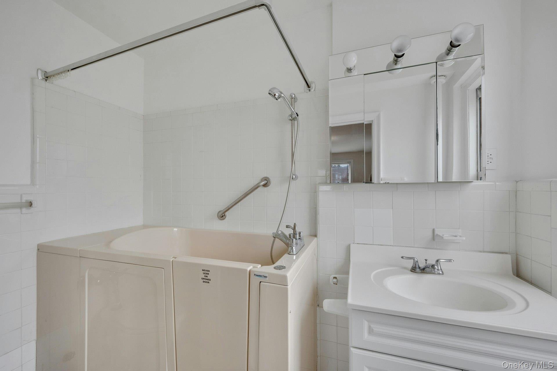 280 Bronxville Road, Unit 5X Bronxville, NY 10708 - Photo 24 of 31 Primary Bathroom with step-in bathtub.