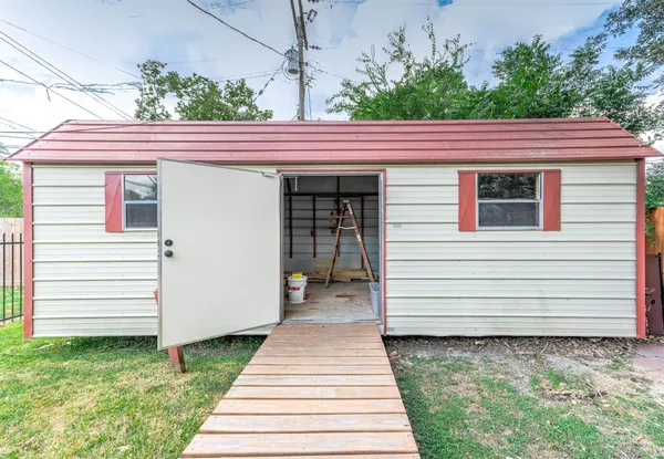 a view of a garden from a roof deck