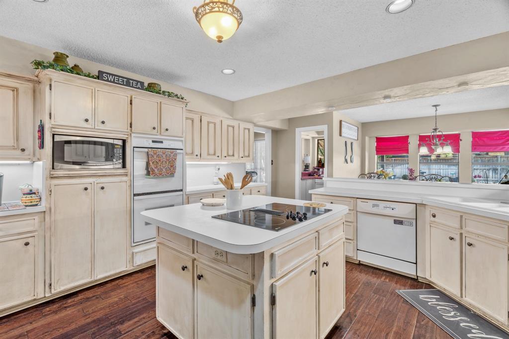 5107 Racquet Club Drive Arlington, TX 76017 - Photo 13 of 40 a kitchen that has a sink and a stove in it
