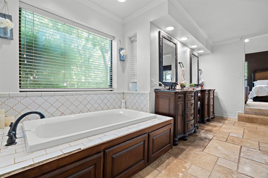 5107 Racquet Club Drive Arlington, TX 76017 - Photo 31 of 40 a bathroom with a bathtub sink and mirror