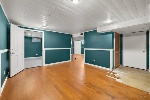 a view of a livingroom with an empty space