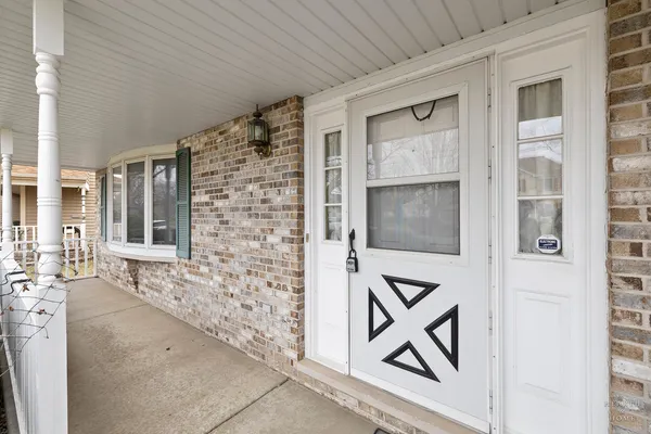 a view of house with a big yard