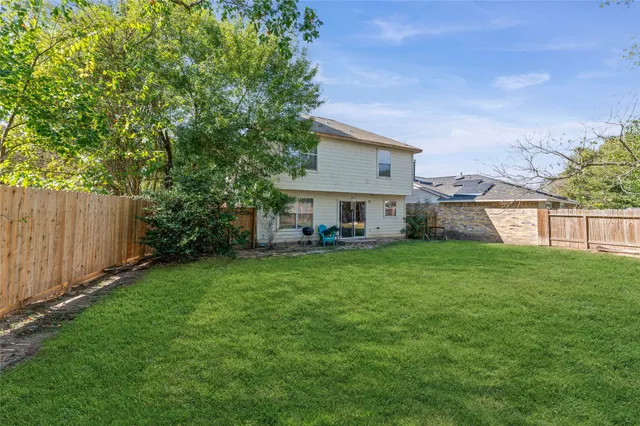 a view of a house with backyard and garden