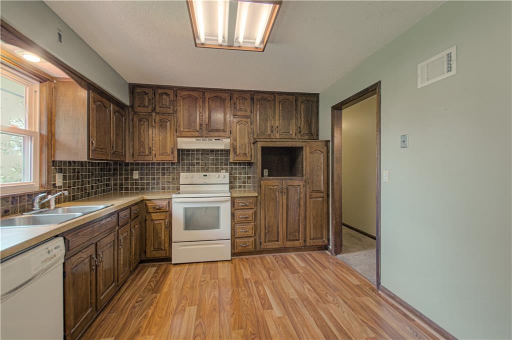 16307 Spring Valley Road Belton, MO 64012 - Photo 7 of 29