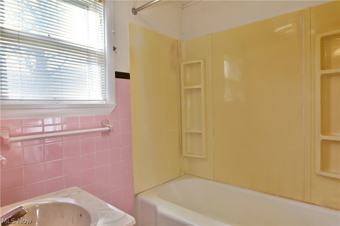 81 Spring Street Southeast Hubbard, OH 44425 - Photo 18 of 35 Gallery Image 18