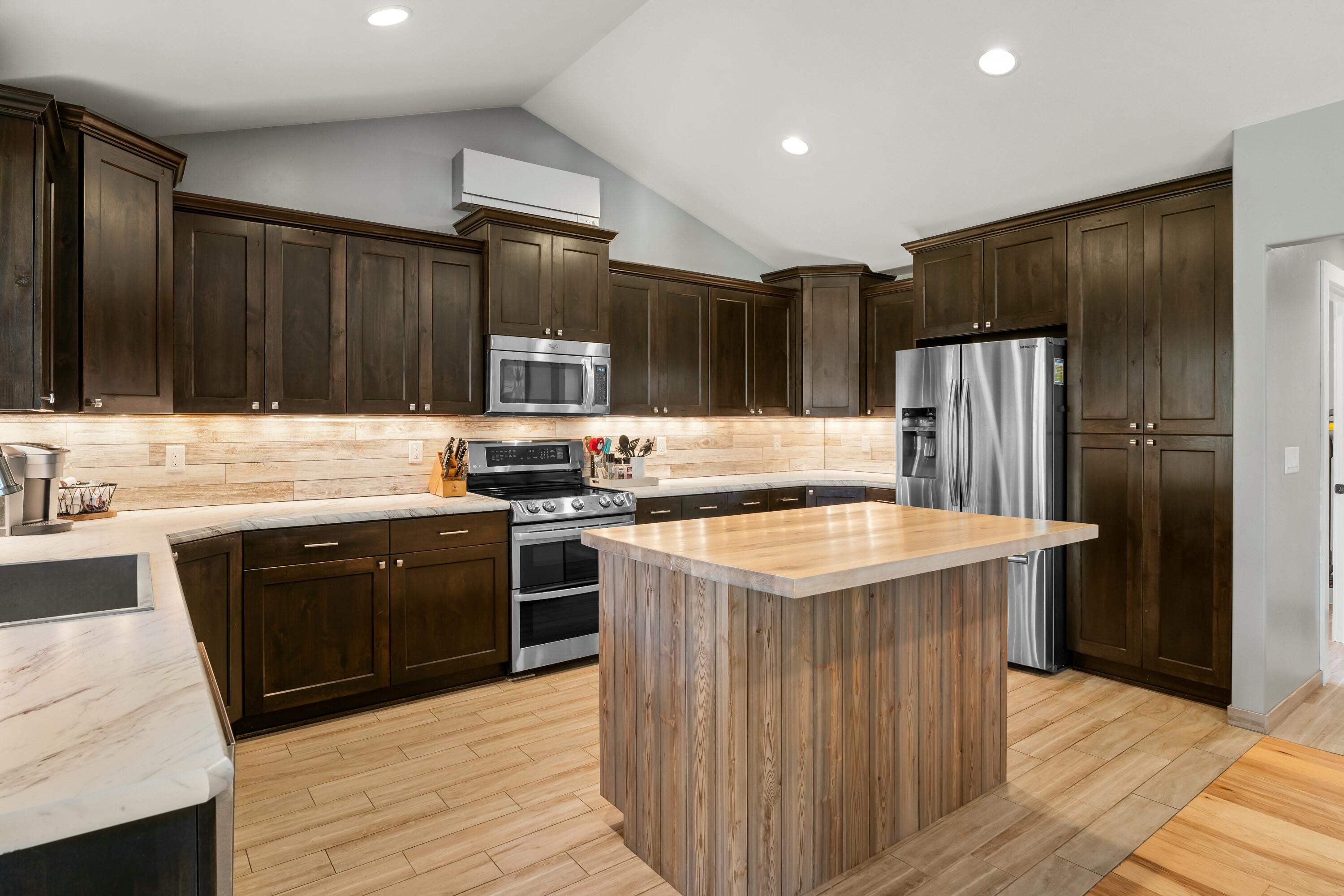 19321 Apache Road Bend, OR 97702 - Photo 10 of 44 Kitchen