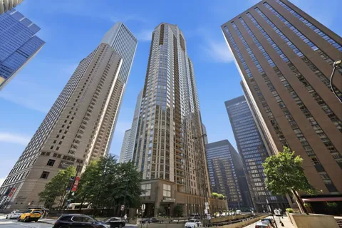 $299,900 | 222 North Columbus Drive, Unit 2807, Chicago, IL 60601