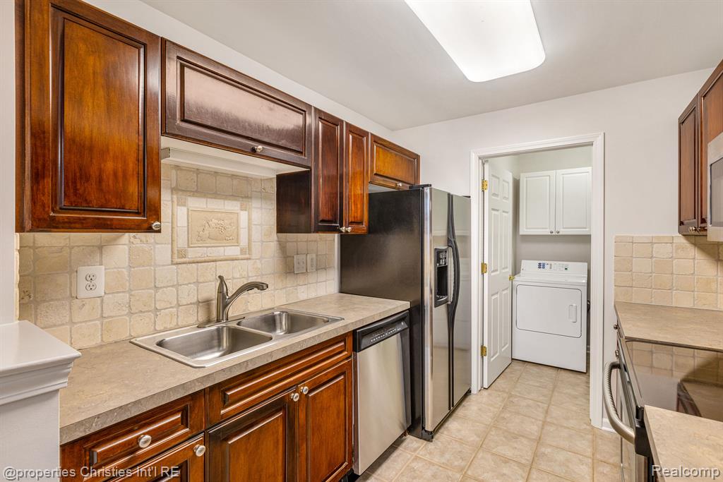3527 Oakmonte Boulevard Rochester, MI 48306 - Photo 11 of 27