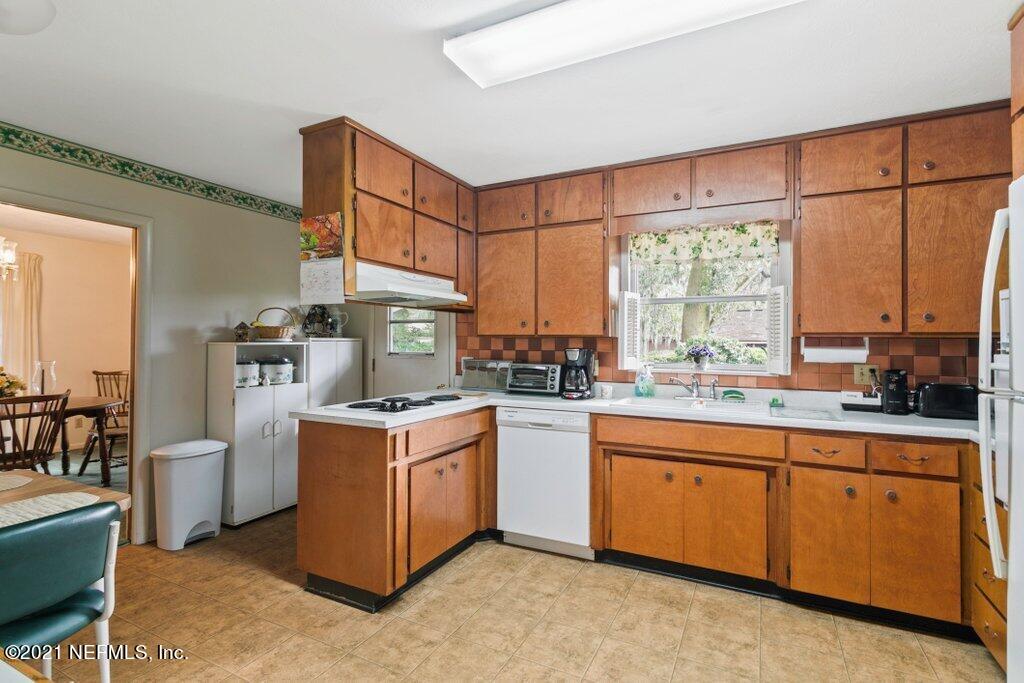 5434 Sanders Road Jacksonville, FL 32277 - Photo 9 of 31 Roomy Kitchen
