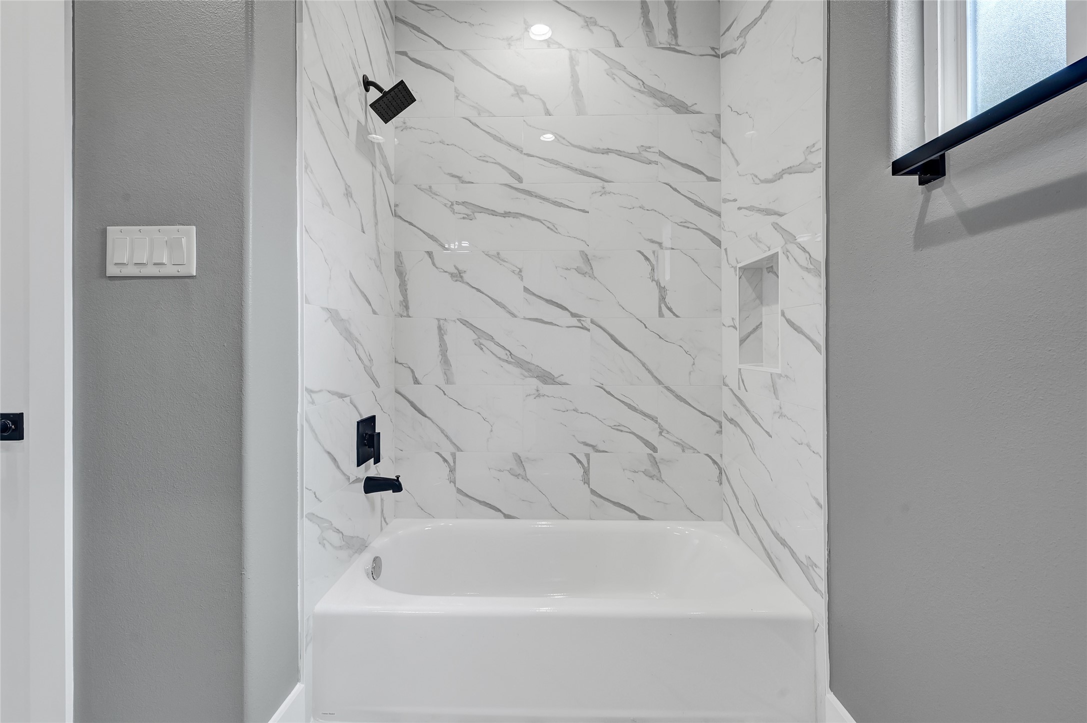 3834 Mt Pleasant Street Houston, TX 77021 - Photo 23 of 50 a bathroom with a bathtub
