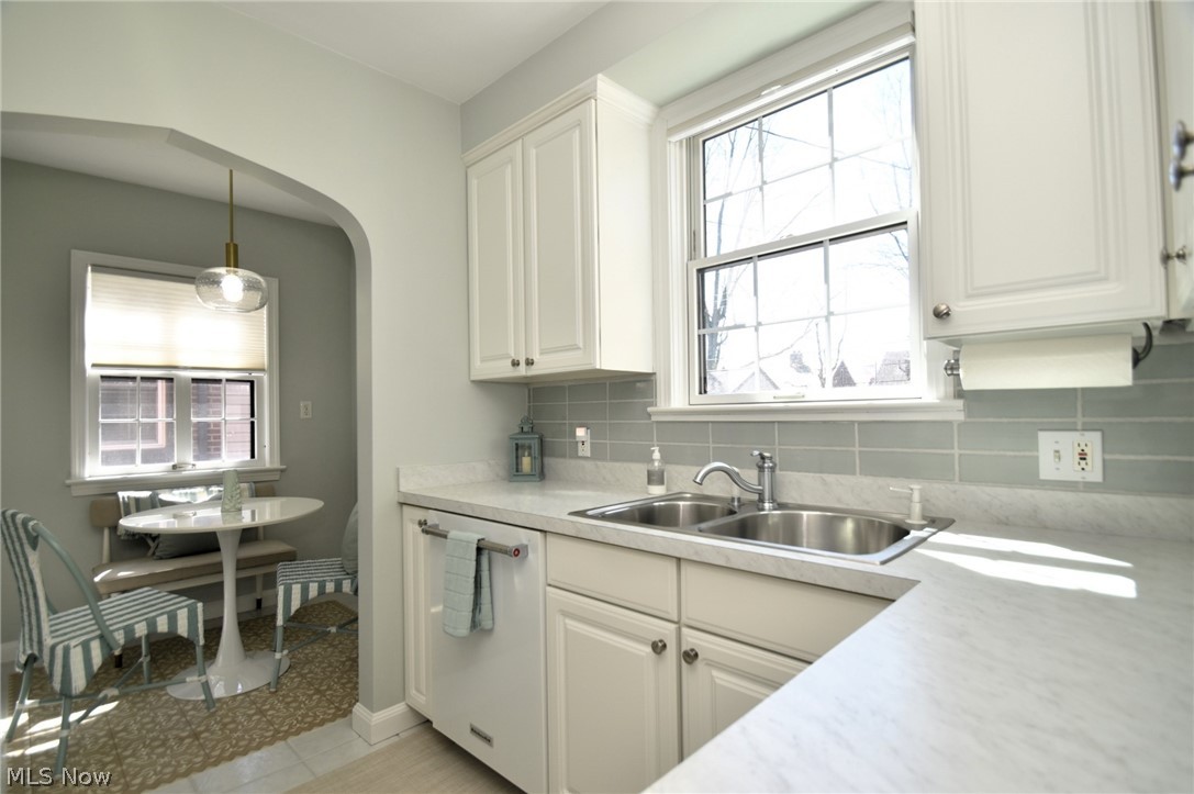 2476 Saybrook Road Cleveland, OH 44118 - Photo 10 of 29 Eat-in Kitchen