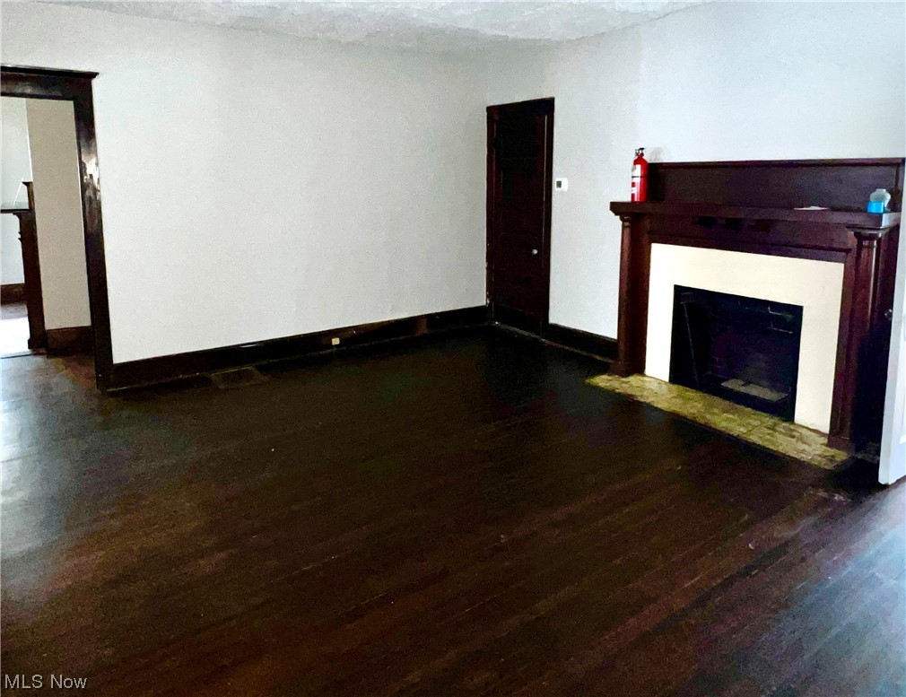 1853 Noble Road Cleveland, OH 44112 - Photo 2 of 8 Unit 1 livingroom