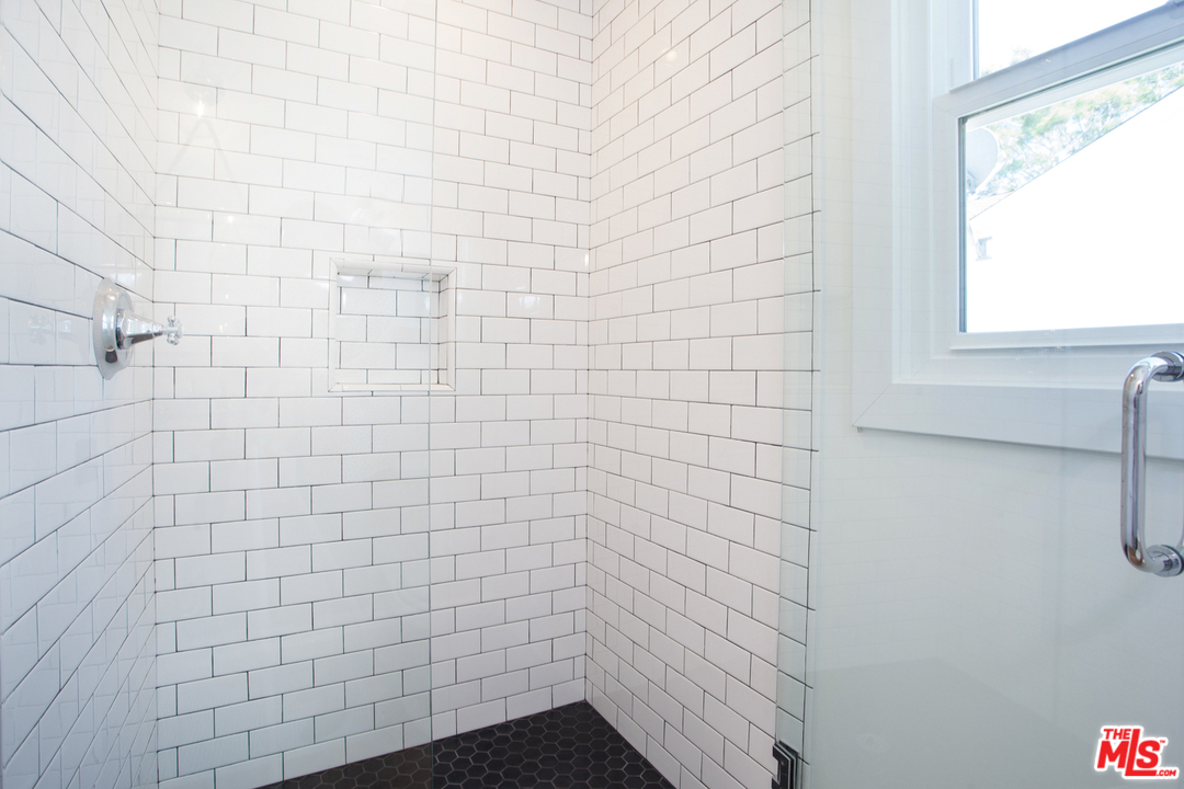 7810 Dunbarton Avenue Los Angeles, CA 90045 - Photo 11 of 48