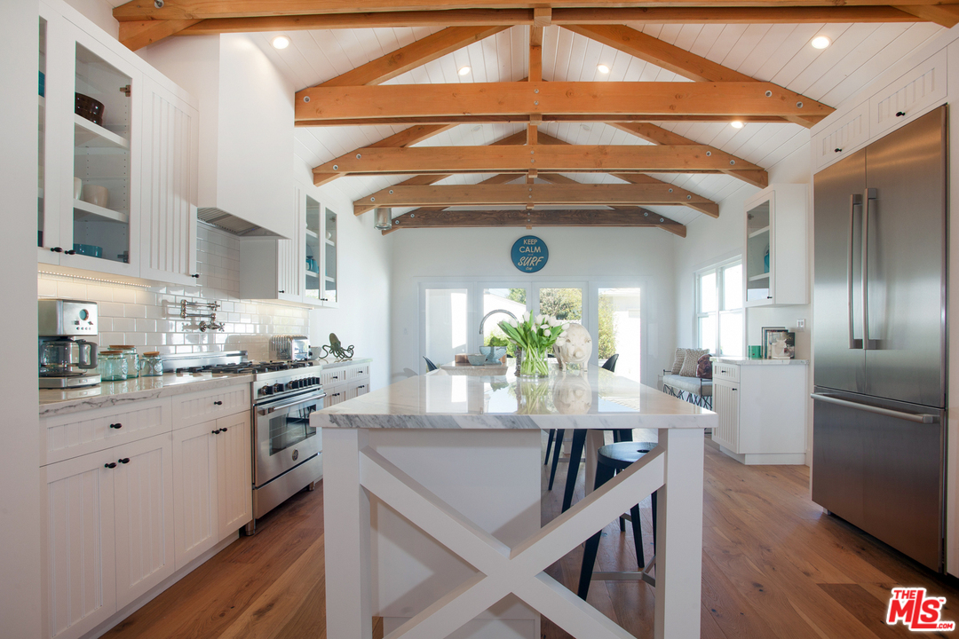 7810 Dunbarton Avenue Los Angeles, CA 90045 - Photo 13 of 48