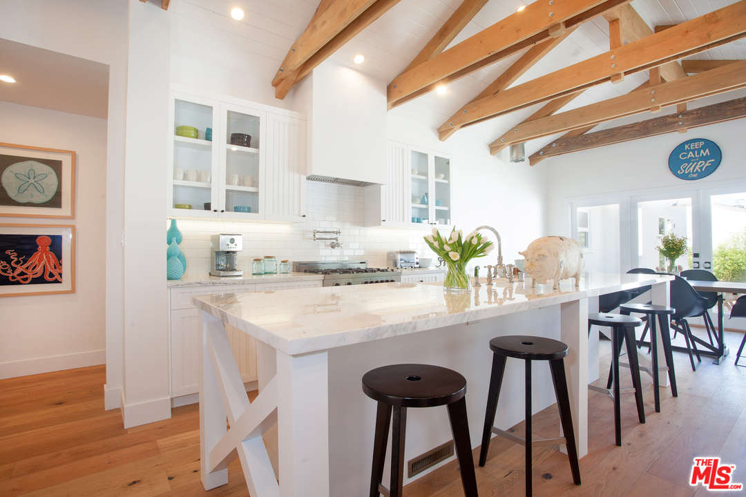 7810 Dunbarton Avenue Los Angeles, CA 90045 - Photo 14 of 48