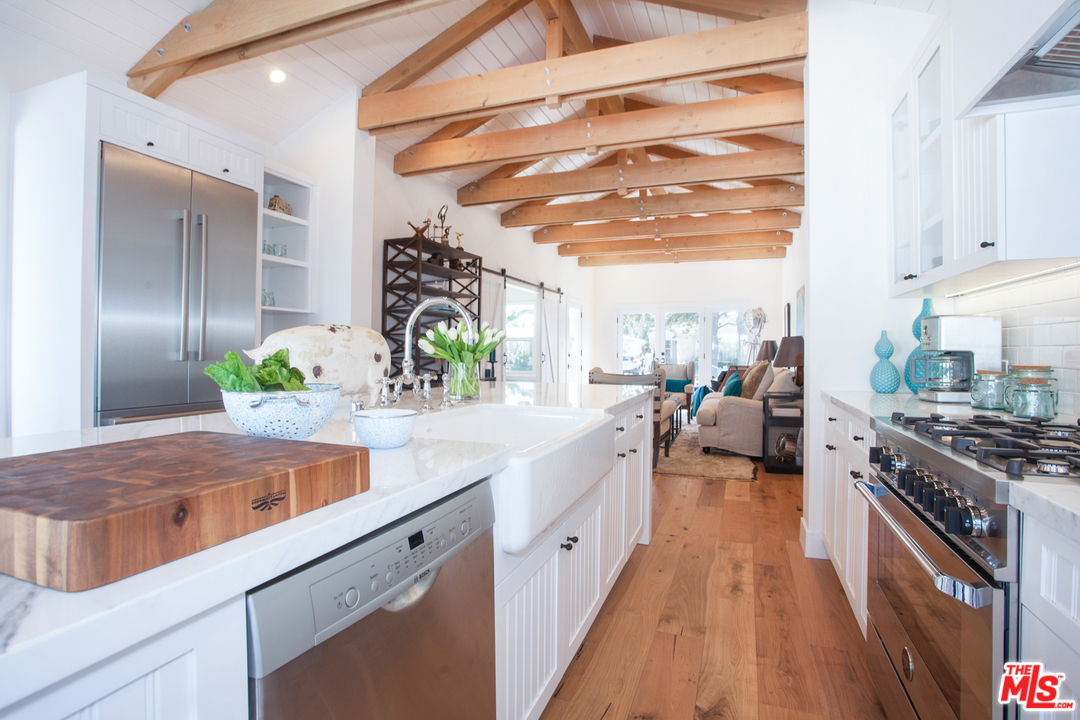 7810 Dunbarton Avenue Los Angeles, CA 90045 - Photo 17 of 48