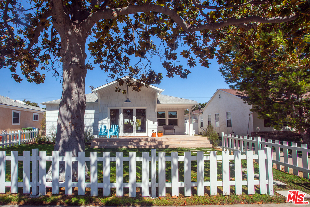 7810 Dunbarton Avenue Los Angeles, CA 90045 - Photo 3 of 48