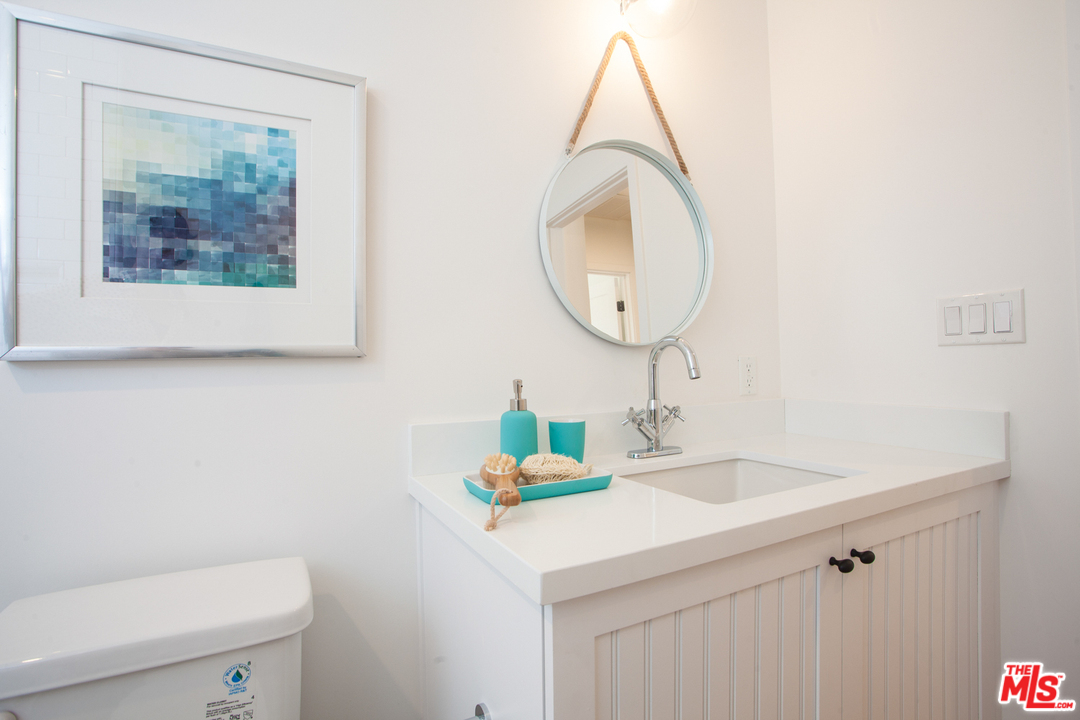 7810 Dunbarton Avenue Los Angeles, CA 90045 - Photo 37 of 48