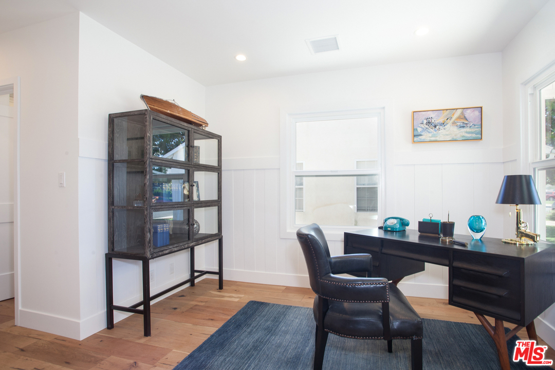 7810 Dunbarton Avenue Los Angeles, CA 90045 - Photo 9 of 48