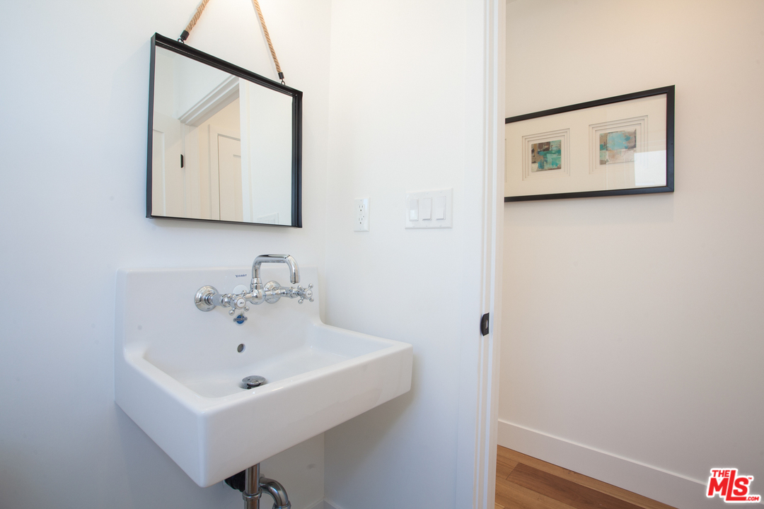 7810 Dunbarton Avenue Los Angeles, CA 90045 - Photo 10 of 48