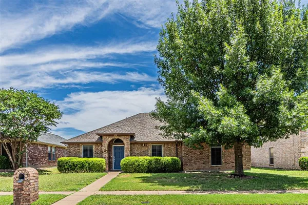 $300,000 | 108 Oak Hollow Lane, Red Oak, TX 75154