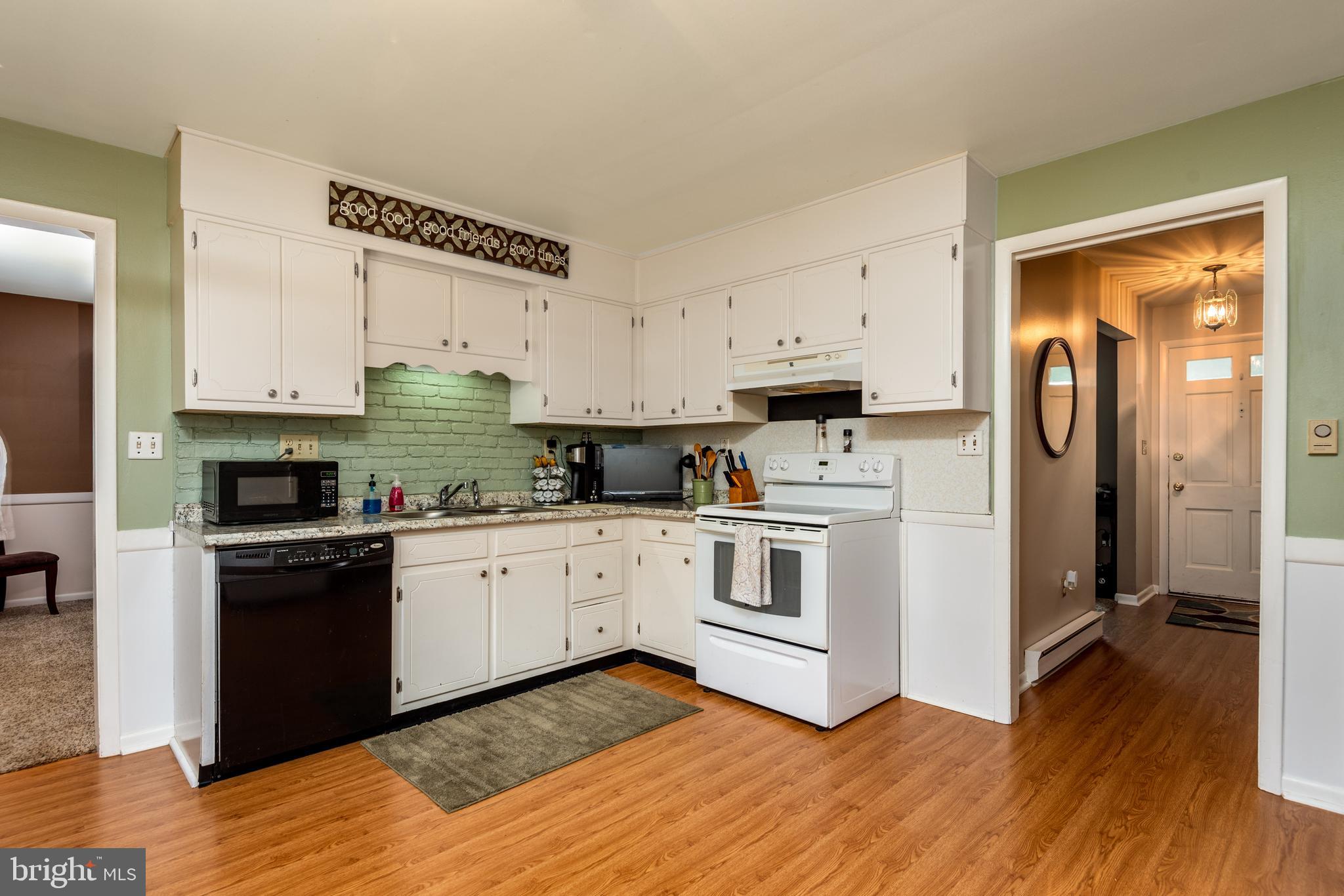 22 Carriage Road New Cumberland, PA 17070 - Photo 9 of 32 Kitchen