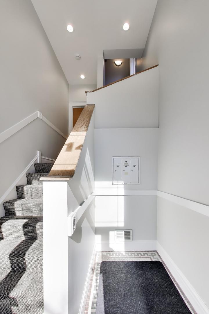 2114 West Byron Street, Unit 2 Chicago, IL 60618 - Photo 3 of 20
