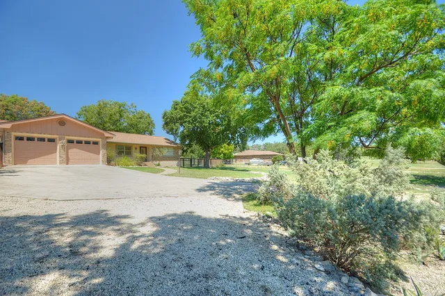 $460,000 | 416 Valley Drive, Kerrville, TX 78028